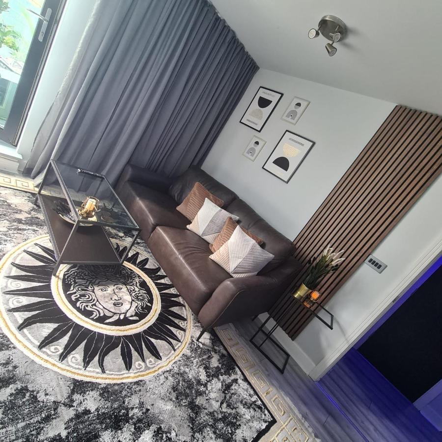 Luxury 9Ine Penthouse With Garden & Jacuzzi Apartment เบอร์มิงแฮม ภายนอก รูปภาพ